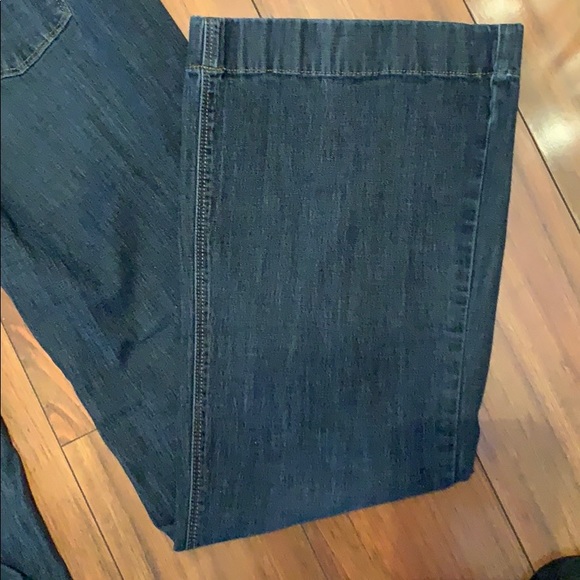 White House Black Market  Flare leg Size 4 short - Picture 6 of 7